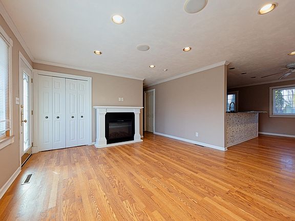 5th image of 1033 N Claremont Dr