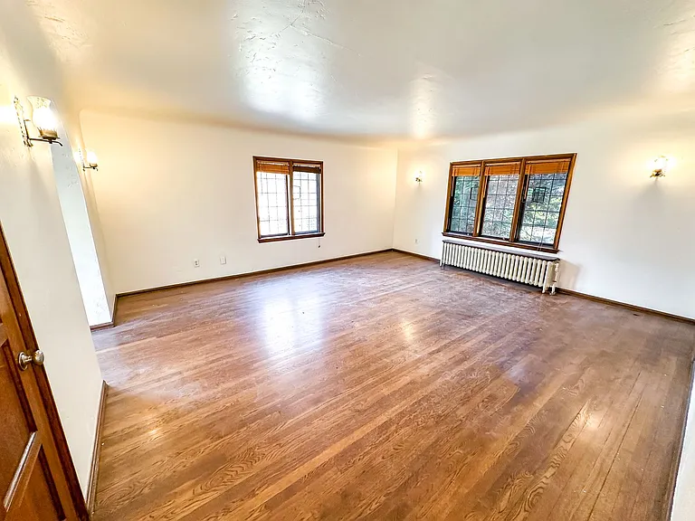 Ten-O-Five Anhalt Apartments — Photo 40