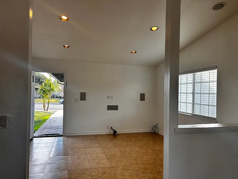 861 Calle Camelia — Photo 17
