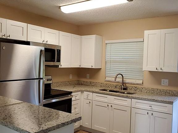 3rd image of 2221 Doer Ln