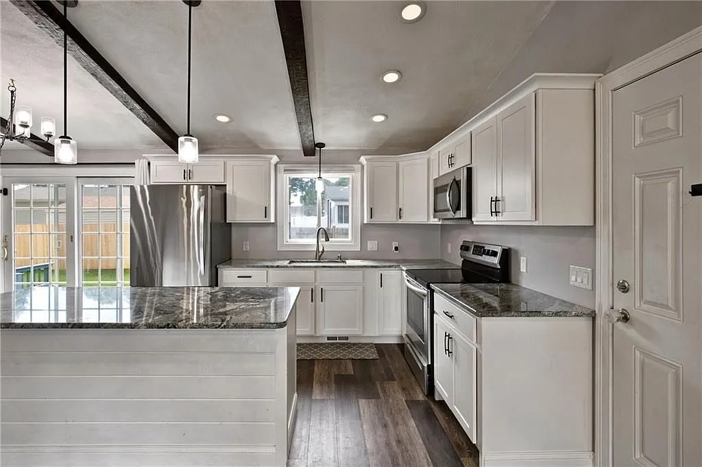 3 bed, 1.0 bath, 1048 sqft, $3,000 — Photo 4
