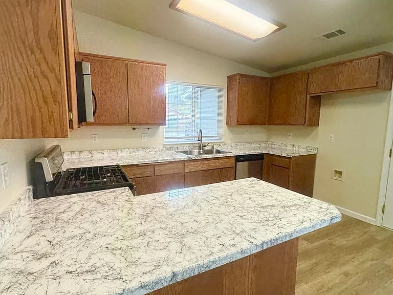 1040 Michael Ln — Photo 7