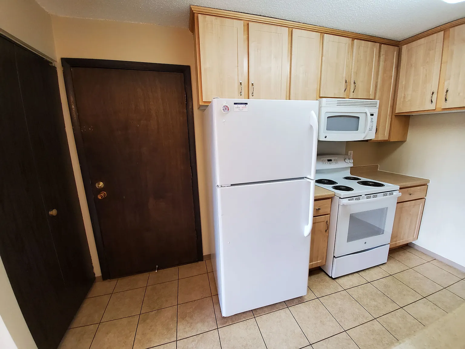 Lakeside Manor Apartments — Photo 4