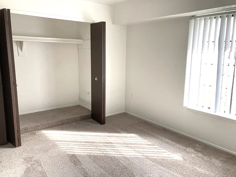 Windsor Place Apartments — Photo 39