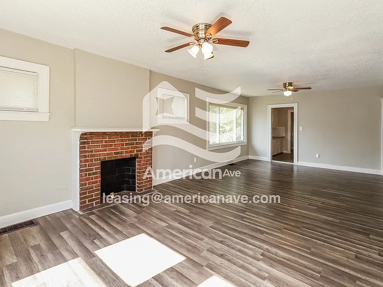 1472337_002_living_room_13925839.jpg