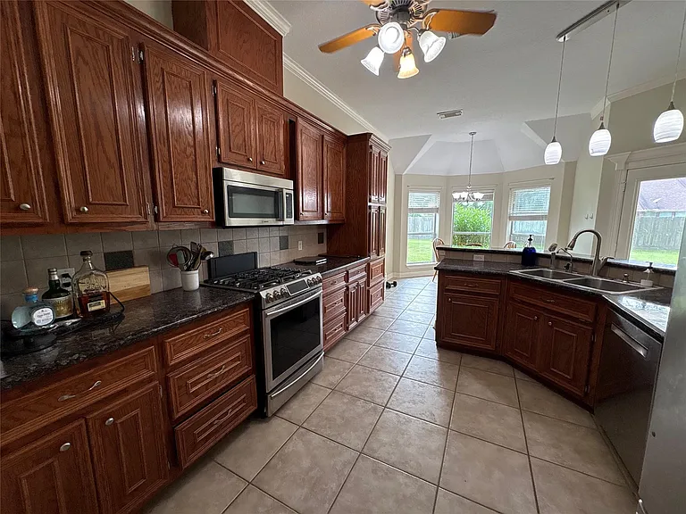 308 Williamsburg Ave — Photo 10