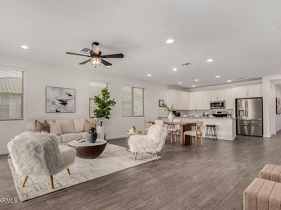 3rd image of 471 E DIAMOND Drive
