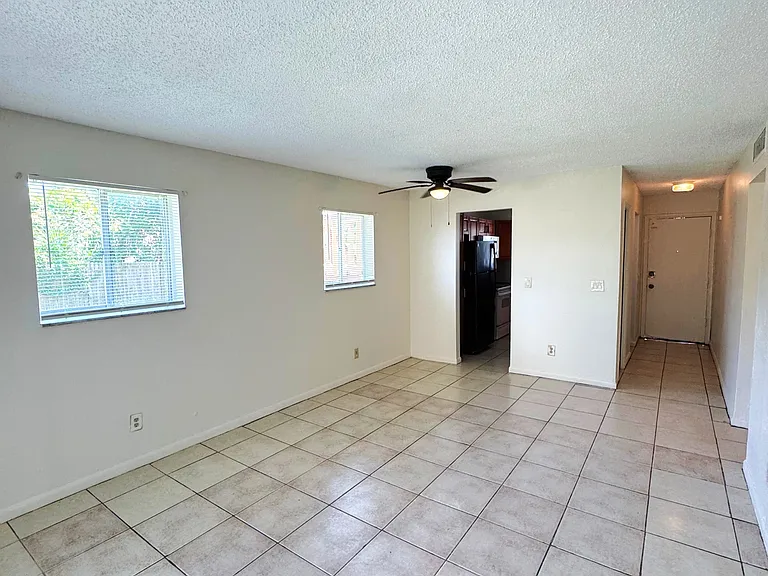932 W Kalmia Dr — Photo 3