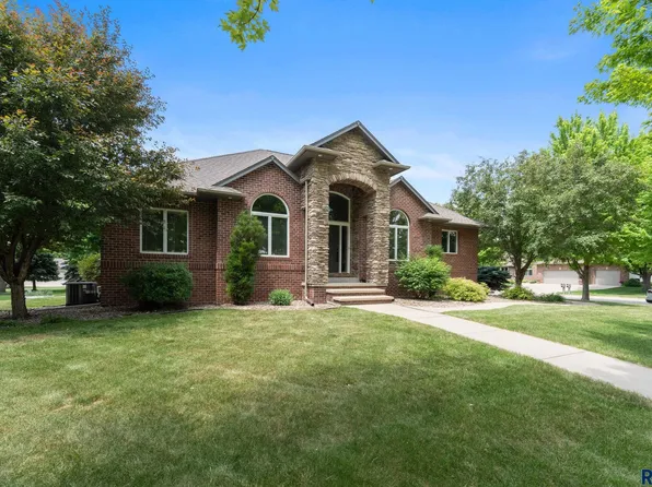 6205 S Pinehurst Ct, Sioux Falls, SD 57108
