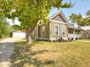 914 W 4th St, Taylor, TX 76574