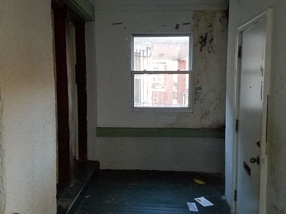 4th image of 1010 N Leclaire Ave