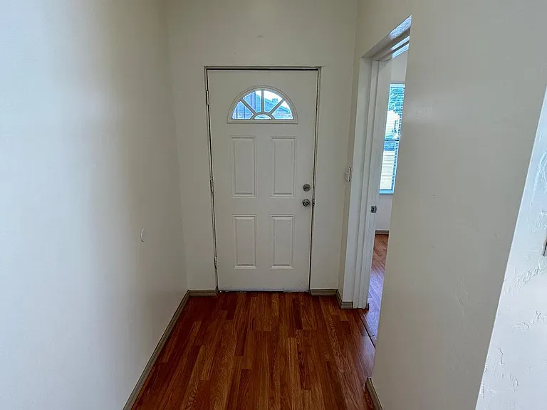 1050 E Ave — Photo 2