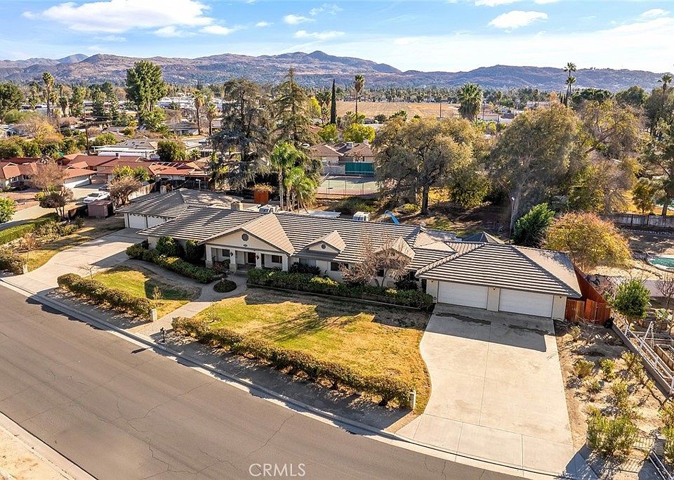 1st image of 2985 Vista Way