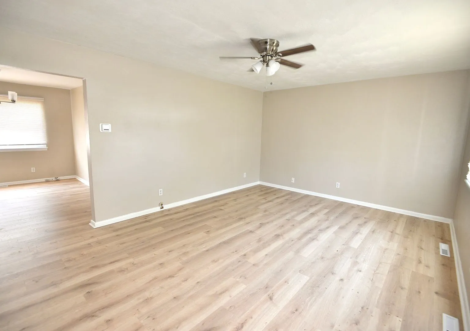 Brick Ranch in Princess Anne Plaza — Photo 2