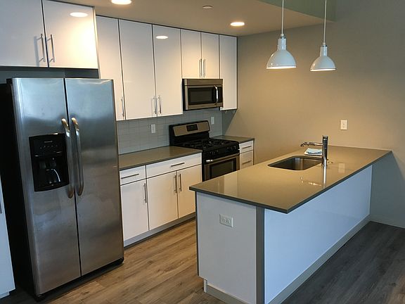 Kitchen and breakfast bar