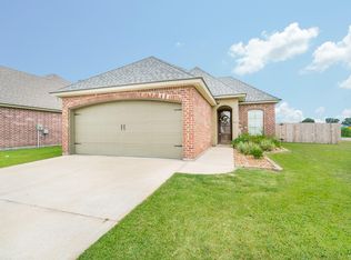 900 Highland View Dr, Youngsville, LA 70592
