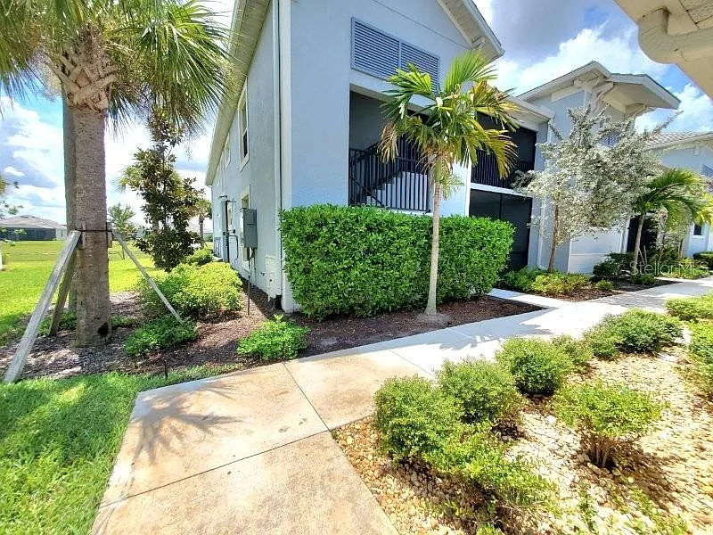 2 bed, 2.0 bath, 1655 sqft, $2,000 — Photo 2