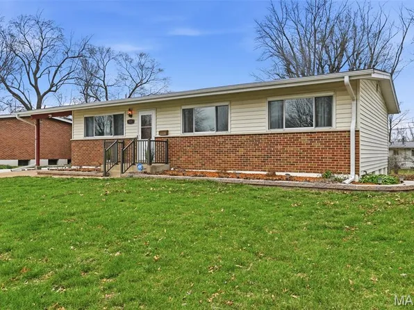 765 Kostka Ln, Florissant, MO 63031