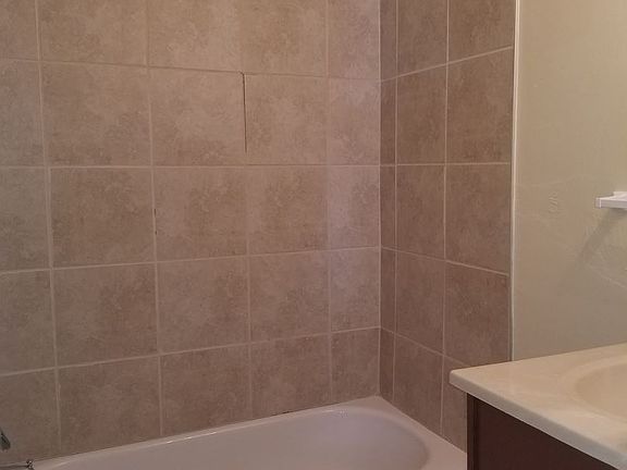5th image of 864 W 34th St APT 6