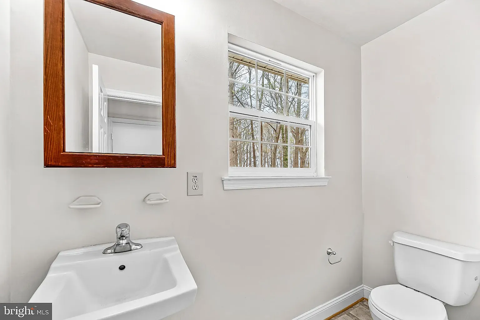 3 bed, 1.5 bath, 1330 sqft, $2,100 — Photo 3