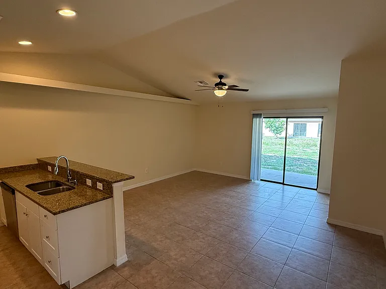 4131 SW 8th Pl #4131 — Photo 6