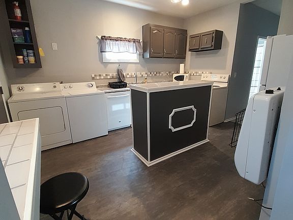 Frontal kitchen view with breakfast bar/nook. Great seating to entertain guests.