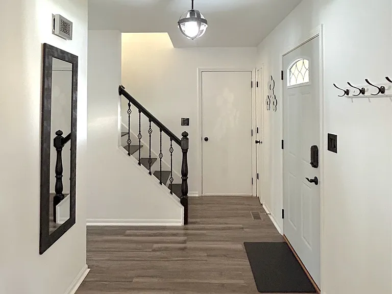 825 Benridge Ct — Photo 2