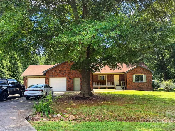 4885 Maggie Dr, Hickory, NC 28602