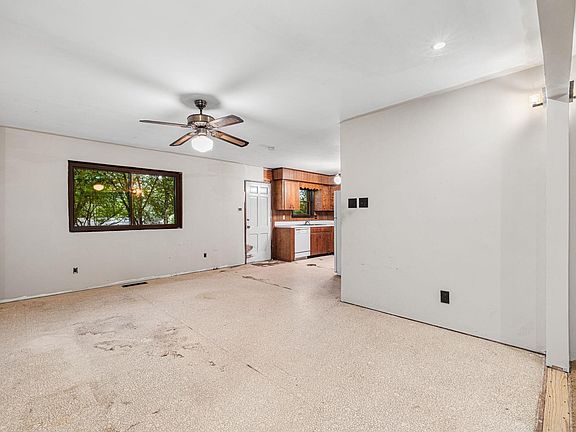 5th image of 302 S Longfield Ave