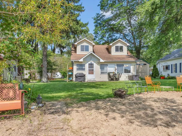 6818 Rink Dr, Brighton, MI 48114