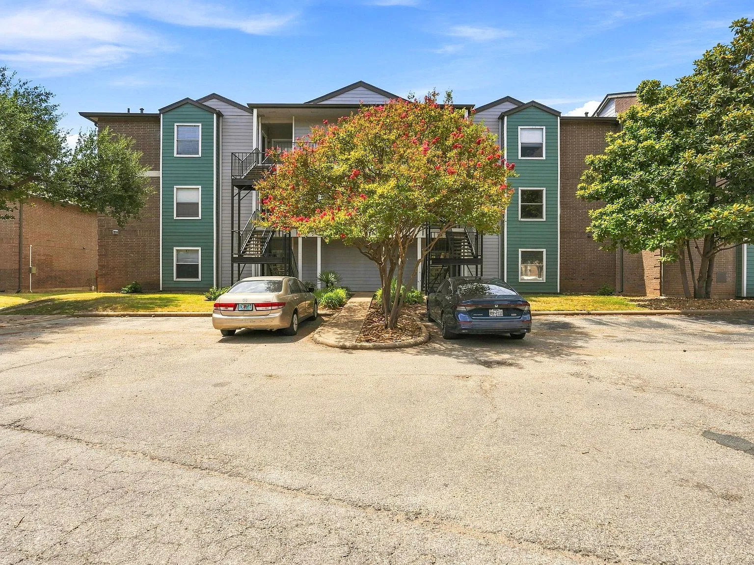 2 bed, 2.0 bath, 1004 sqft, $1,550 — Photo 2