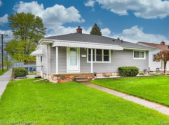 3rd image of 32376 Hazelwood St