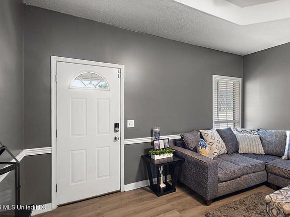 5th image of 400 Riverbend Dr
