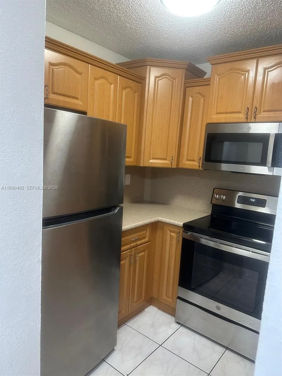 Building Photo - 2565 W 56th St #209