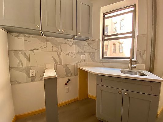 4th image of 146 E 98th St #21