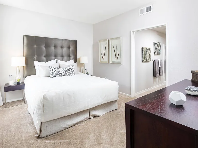 La Jolla Crossroads Apartments — Photo 24
