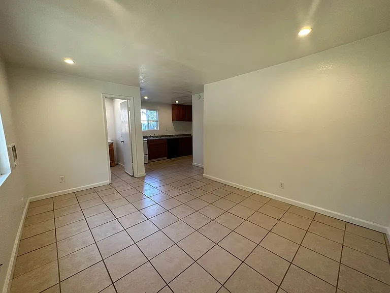 918 1/2 Santa Fe Ave — Photo 5