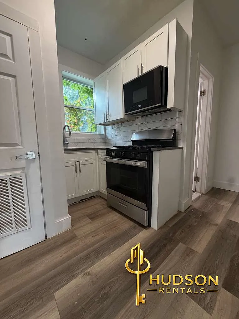 2 bed, 800 sqft, $1,850 — Photo 1