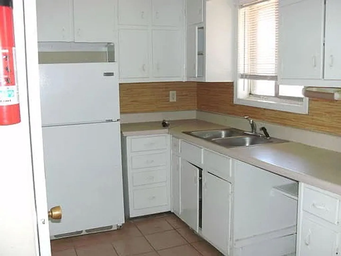 Room in 2 Bedroom Home at Allen Dr — Photo 2