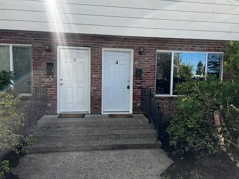 1031 NE Cowls St #4 Photo 1