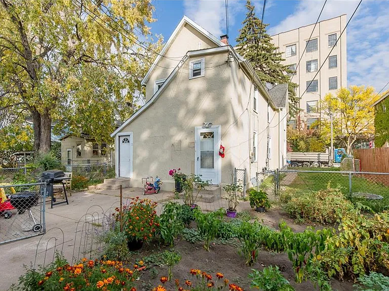 2214 California St NE — Photo 17