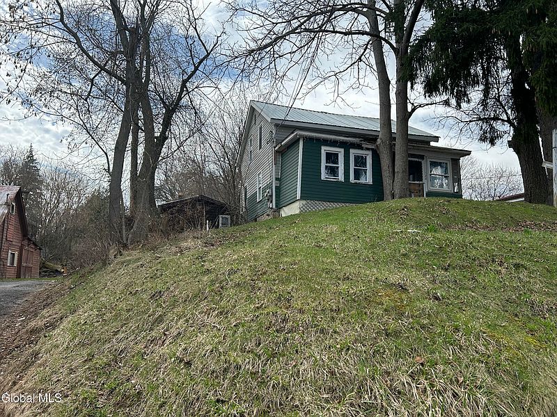 3rd image of 24 Algonkin Street