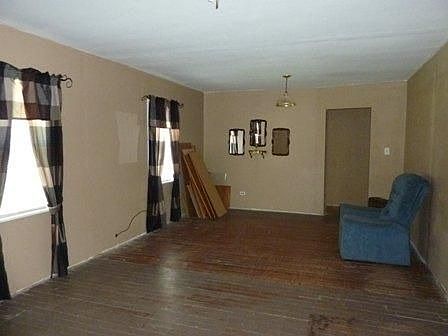 3rd image of 512 Oak St