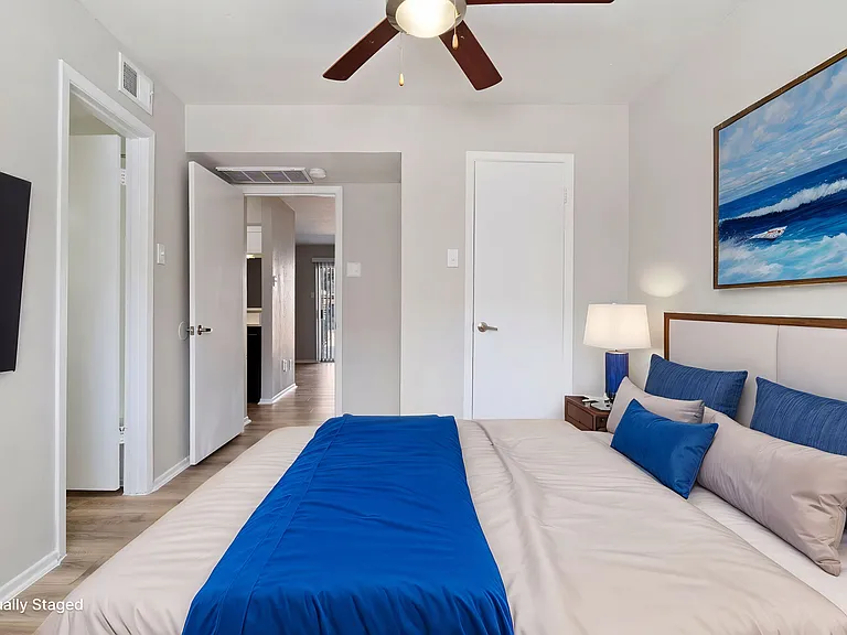 Loreto Apartment Homes — Photo 12