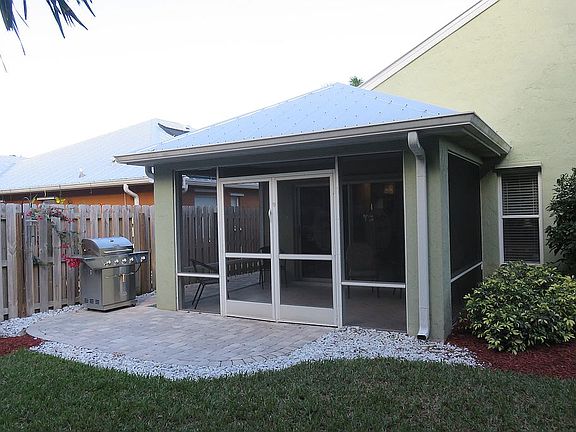 4th image of 828 NW Waterlily Pl