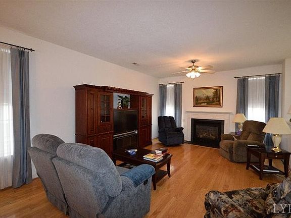 3rd image of 309 Paulette Cir