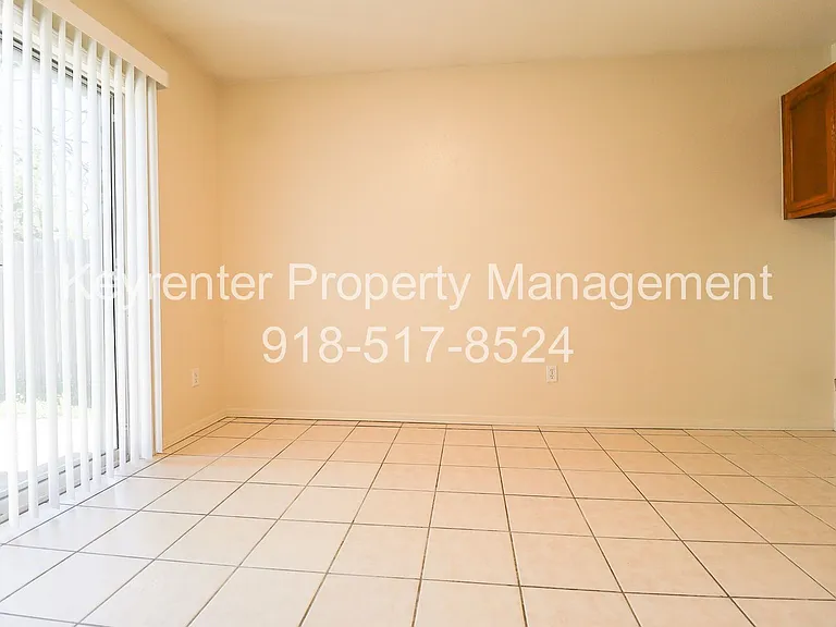 318 E Will Rogers Blvd — Photo 7