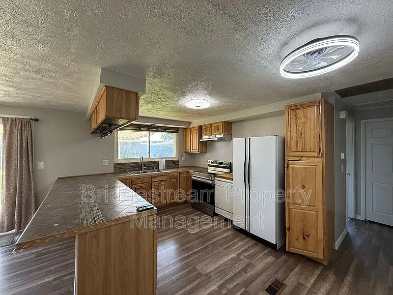 3 bed, 2.0 bath, 1419 sqft, $1,750 — Photo 3