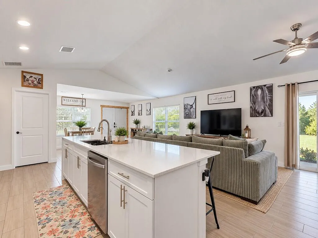 3 bed, 2.0 bath, 1954 sqft, $2,800 — Photo 4