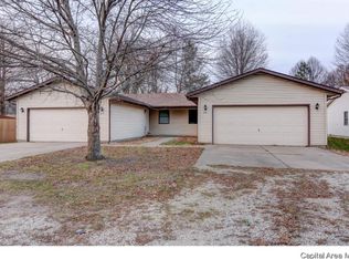 981 E Lincoln St, Riverton, IL 62561